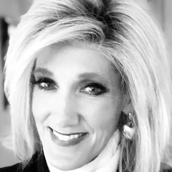 Stylish Raquel Welch Big Time with bangs
1923SS platinum blonde dark roots - Picture 6 of 7